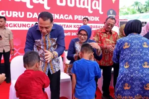 Wali Kota Eri Cahyadi Gelar Halal Bihalal Bareng 22.900 Guru SD-SMP se-Surabaya Wali Kota Surabaya Eri Cahyadi bersama Wakil Wali Kota Surabaya Armuji saat menghadiri halal bihalal bersama guru, kepala sekolah, dan tenaga kependidikan