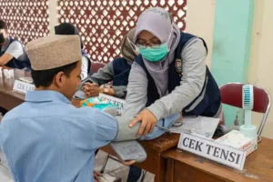 LPPM UNDIP Berikan Pengobatan Gratis pada Warga Ponpes Asshodiqiyah Gayamsari Pengobatan gratis bagi warga terdampak banjir (foto: Dok Humas Undip)