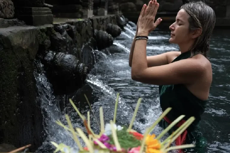 Wisatawan mancanegara sedang melakukan ritual melukat atau pembersihan diri di Pura Tirta Empul, Tampaksiring, Gianyar, Bali (foto: Dok Kemenparekraf)