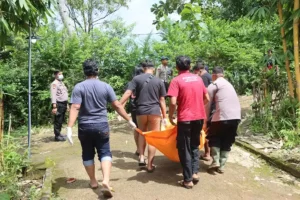Petugas mengevakuasi jasad ke rumah sakit Bhayangkara Surakarta untuk dilakukan autopsi (foto: Dok Humas Polri)