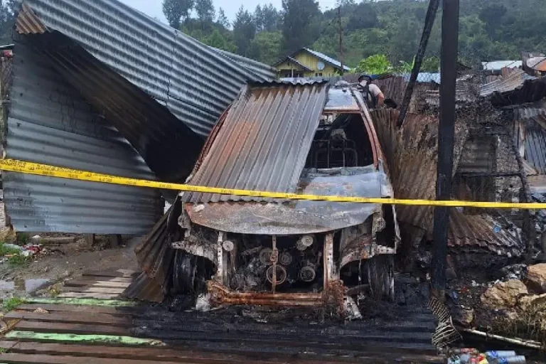 Seorang petugas saat melakukan olah TKP kasus pembakaran beberapa Gedung sekolah dan kios yang dilakukan oleh Kelompok Kriminal Bersenjata (KKB) pimpinan Undinus Kogoya (foto: Dok Humas Polri)