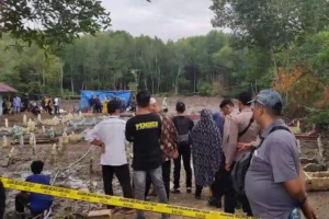 Polisi Lakukan Pembongkaran Makam untuk Selidiki Penyebab Kematian Mihani Pembongkaran makam di Kabupaten Langkat (foto: Dok Humas Polri)