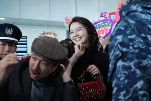 Masami Nagasawa Itengah) dalam The Confidence Man JP (2018)