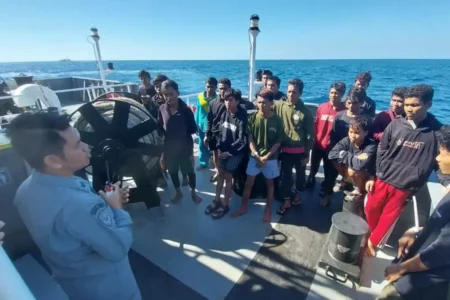 Bakamla RI Berhasil Bawa Pulang 18 Nelayan Indonesia dari Australia Nelayan asal Indonesia yang berhasil dijemput kembali ke Indonesia dari Australia saat sedang menerima arahan dari Bakamla RI (foto: Humas Bakamla RI)