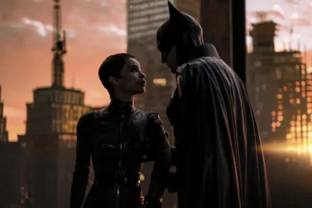 Robert Pattinson dan Zoë Kravitz dalam The Batman (2022)