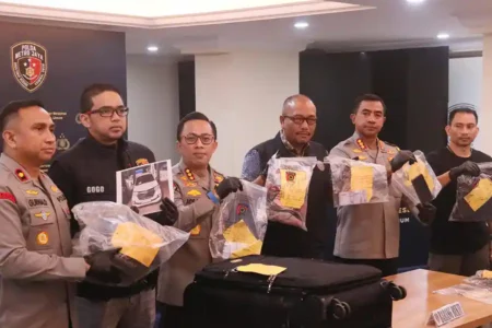 Petugas dari Polda Metro Jaya menunjukkan barang bukti kasus pembunuhan wanita dalam koper (foto: Dok Humas Polri)