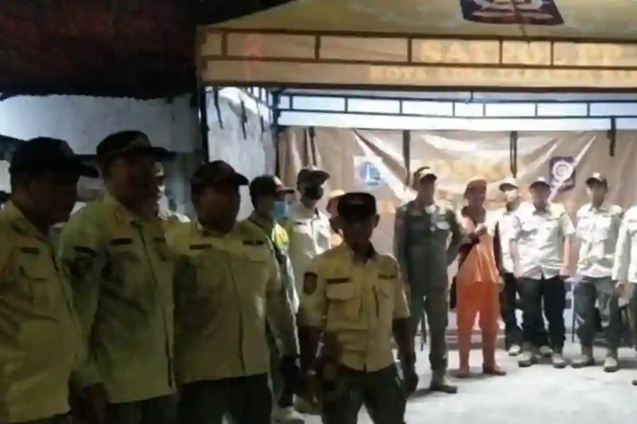 Petugas yang rutin berjaga di posko