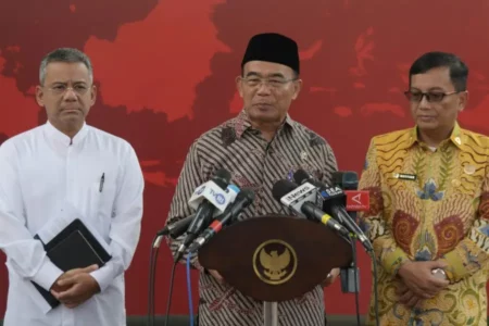 Presiden Jokowi Minta Tidak Ada Pengungsi Erupsi Gunung Ruang yang Terlantar Menko PMK Muhadjir Effendy saat memberikan keterangan di depan media (foto: Dok Humas Setkab)