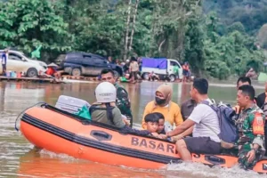 Evakuasi korban banjir bandang luapan Sungai Lalindu Desa Sambandate, Kecamatan Oheo, Kabupaten Konawe Utara, Sulawesi Tenggara (foto: Dok Humas Polri)