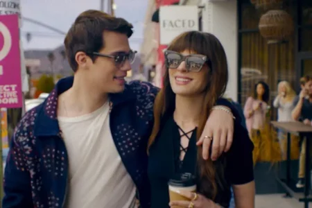 Nicholas Galitzine dan Anne Hathaway dalam The Idea of You (2024)