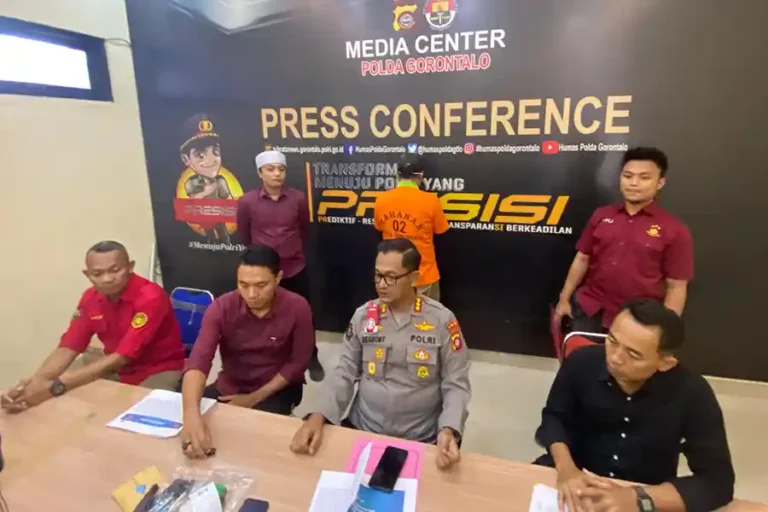 Oknum Camat di Pohuwato Ditangkap karena Penyalahgunaan Narkoba Konferensi pers kasus penyalahgunaan narkotika yang melibatkan seorang oknum camat di Kabupaten Pohuwato, Gorontalo (foto: Dok Humas Polri)