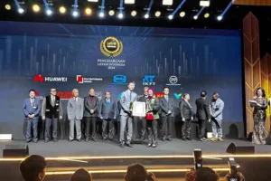 Jin Song, Head of Digital Power Huawei Indonesia (kiri) mewakili Huawei menerima penghargaan sebagai “The Most Innovative Company for Renewable Energy Solution” di kategori perusahaan yang mendukung transisi energi