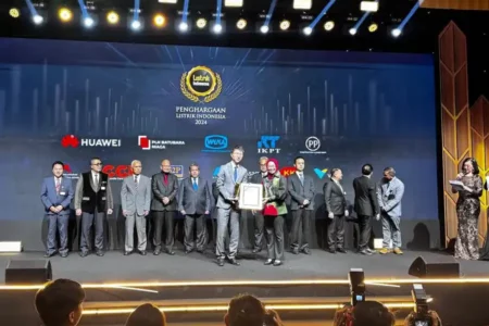 Jin Song, Head of Digital Power Huawei Indonesia (kiri) mewakili Huawei menerima penghargaan sebagai “The Most Innovative Company for Renewable Energy Solution” di kategori perusahaan yang mendukung transisi energi