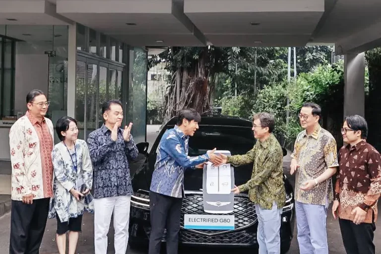 Hyundai Serahkan Genesis Electrified G80 sebagai Apresiasi untuk Timnas Sepak Bola Indonesia Penyerahan Genesis Electrified G80 kepada Ketua Pelatih Tim Nasional Sepak Bola Indonesia, Shin Tae-yong