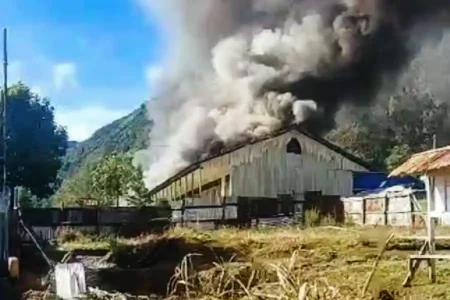 Gedung SDN Inpres Pogapa di Distrik Homeyo, Kabupaten Intan Jaya, yang terbakar (foto: Dok Humas Polri)