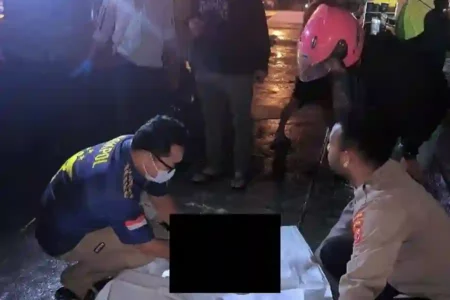 Petugas dari Polsek Jayapura Selatan saat memeriksa kondisi bayi perempuan di tempat pembuangan sampah di samping jembatan Sungai Hanyaan (foto: Dok Humas Polri)