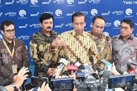 Presiden Jokowi Sebut Pertumbuhan Ekonomi Triwulan I 2024 Tumbuhkan Optimisme Presiden Joko Widodo saat memberikan keterangan pers di Balai Besar Pengujian Perangkat Telekomunikasi (BBPPT), Kota Depok, Provinsi Jawa Barat (foto: Dok BPMI Setpres)