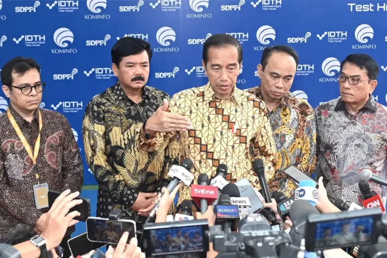 Presiden Joko Widodo saat memberikan keterangan pers di Balai Besar Pengujian Perangkat Telekomunikasi (BBPPT), Kota Depok, Provinsi Jawa Barat (foto: Dok BPMI Setpres)