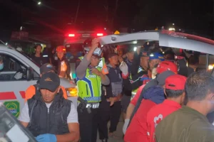 Suasana di lokasi kecelakaan bus pariwisata di Jalan Raya Palasari, Kabupaten Subang yang menewaskan belasan orang dan puluhan lainnya alami luka ringan dan berat. (foto: Dok Humas Polri)
