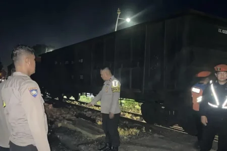 Kecelakaan KA Babaranjang dengan Truk, Pengemudi dan Kenek Sempat Loncat Petugas di lokasi kecelakaan KA jenis Babaranjang dengan mobil truk di Muara Enim (foto: Dok Humas Polri)