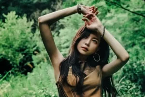 Gaya Kelly Yu dalam tangkapan layar video musik It's Me