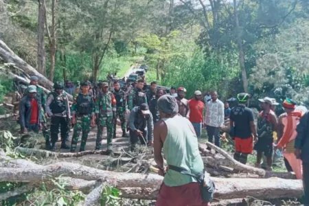 Personil Satgas Yonif 721/Makkasau saat meneyesaikan penutupan akses jalan penghubung di Kabupaten Lanny Jaya, Papua Pegunungan