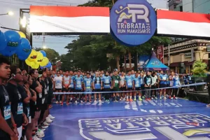 Libatkan 1000 Pelari, Tribrata Run 2024 Sukses Diselenggarakan di Makassar Peserta bersiap menunggu dimulainya Tribrata Run 2024 (foto: Dok Humas Polri)