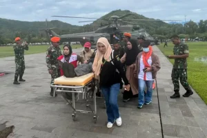 Proses evakuasi warga terdampak bencana tanah longsor di Kecamatan Latimojong, Kabupaten Luwu, Sulawesi Selatan (foto: Dok Humas Polri)