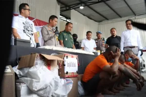 Konferensi Pers di Polres Mojokerto, tentang penangkapan bandar pil dobel L beserta kurir dan pengedarnya. (foto: Dok Humas Narkoba)