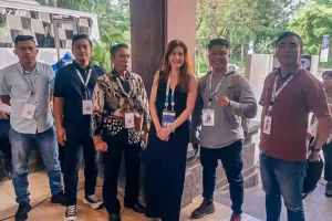 Kisah di Balik World Water Forum, Polda Bali Gerak Cepat Temukan HP Delegasi AS Maria, delegasi AS, berfoto bersama awak Polda Bali yang gerak cepat menemukan ponselnya (foto: Dok Humas Polri)