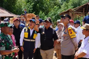 Kapolda Sulbar Irjen Pol Adang Ginanjar dan Pj Gubernur Bahtiar Baharuddin di lokasi bencana longsor untuk memberikan bantuan dan meninjau kondisi di lapangan (foto: Dok Humas Polri)