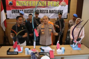 Kasus Penganiayaan di Mertoyudan, Enam Tersangka Diamankan Satu Masih Buron Kapolresta Magelang Kombespol Mustofa bersama Kasatreskrim Refaid Constantien Baba dan Kanitreskrim Polresta Magelang Ipda Isti Wulandari menunjukkan barang bukti kasus penganiayaan di Kota Magelang (foto: Dok Humas Polri)