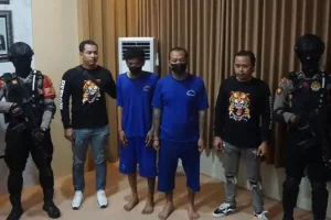 Duel Maut Gara-gara Tato, Satu Koban Tewas Dua Pelaku Langsung Diringkus Polisi Pelaku penganiayaan di Desa Kaliori, Kecamatan Kalibagor, Banyumas. Keduanya kini diamnakan Polresta Banyumas (foto: Dok Humas Polri)