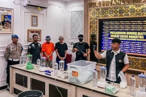 Satuan Reserse Narkoba Polrestabes Palembang melakukan pemusnahan sabu, barang bukti sitaan dua kurir narkoba yang kini menjadi tersangka dan ditahan. (foto: Dok Humas Polri)