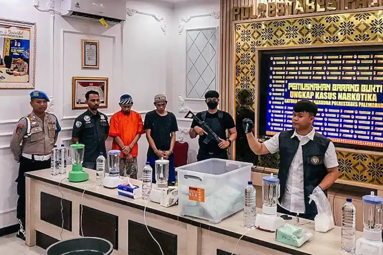 Kapolrestabes Palembang Musnahkan 13 Kilogram Sabu, Dua Pengedar Ditangkap Satuan Reserse Narkoba Polrestabes Palembang melakukan pemusnahan sabu, barang bukti sitaan dua kurir narkoba yang kini menjadi tersangka dan ditahan. (foto: Dok Humas Polri)