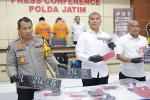Tiga Tersangka Penembakan di Tol Waru Berhasil Dibekuk oleh Tim Gabungan Polda Jatim Konferensi pers penangkapan tiga tersangka kasus penembakan menggunakan air softgun di Tol Waru Sidoarjo dan di Wiyung Surabaya. (foto: Dok Humas Polri)
