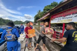 Pengiriman bantuan kemanusiaan Polda Kalimantan Timur untuk korban bencana banjir di Kabupaten Mahakam Ulu (foto: Dok Humas Polri)