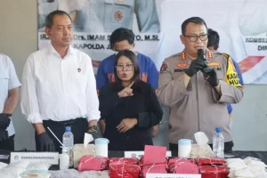 Ungkap Rumah Produksi Narkoba di Surabaya, Polda Jatim Amankan Dua Tersangka dan Ribuan Ekstasi Kabidhumas Polda Jatim Kombes Pol Dirmanto saat memberikan keterangan di depan awak media (foto: Dok Humas Polri)