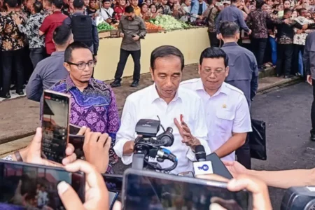 Presiden Joko Widodo saat memberikan keterangan di depan awak media usai meninjau Pasar Bukit Sulap di Kota Lubuklinggau, dalam rangkaian kunjungan kerjanya di Provinsi Sumatra Selatan (foto: Dok BPMI Setpres)