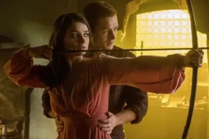 Eve Hewson dan Taron Egerton dalam sebuah adegan di film Robin Hood (2018) (foto: Dok IMDb)