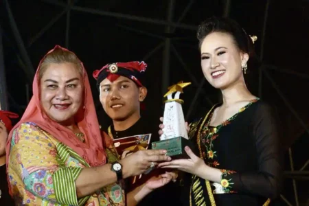 Maria Felicia, mahasiswa Universitas Diponegoro, saat meraih Juara I Denok Kenang Semarang 2024 (foto: Dok Humas Undip)
