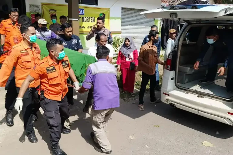 Penyerahan jenazah korban kecelakaan bus PO Putera Fajar kepada keluarga (foto: Dok Humas Polri)