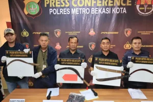Tawuran di Bekasi Timur: 11 Remaja Diamankan, Satu Pelajar Luka Parah Awak Satreskrim Polres Metro Bekasi Kota menujukkan barang bukti senjata tajam saat mengamankan aksi tawuran di Duren Jaya, Bekasi Timur (foto: Dok Humas Polri)