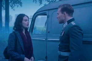 Lily James dan Jai Courtney dalam The Exception (2016)
