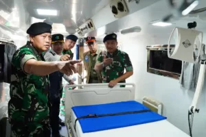 Irjen TNI Laksdya TNI Dadi Hartanto, mewakili Panglima TNI Jenderal TNI Agus Subiyanto, saat menghadiri pengukuhan Emergency Medical Team (EMT) TNI tahun 2024 di Lapangan Apel Gedung B3 Mabes TNI, Cilangkap (foto: Dok Puspen TNI)