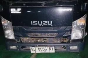 Diduga Selundupkan 11 Ton BBM Ilegal, Sopir dan Kernet Truk Diamankan Satuan Brimob Truk Isuzu Elf yang kini diamankan karena diduga membawa BBM ilegal dari Musi Banyuasin (foto: Dok Humas Polri)