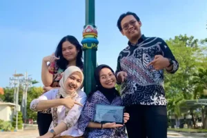 Gerry Yahya Suryanto, Kirana Sekar Laras, Tania Permata Putri, dan Alika Sabrina Mahalaksmi yang berhasil meraih juara pertama dalam kompetisi Industrial Skills Event (ISE)