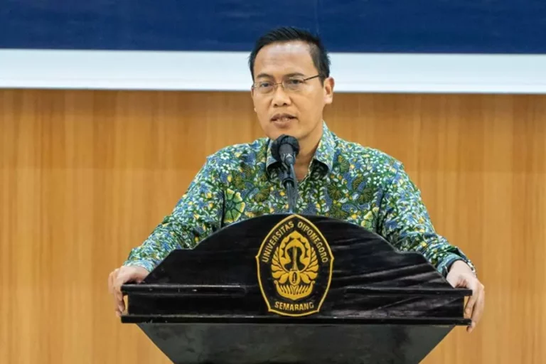 Universitas Diponegoro Luncurkan Website Berstandar World Class University Wakil Rektor Komunikasi dan Bisnis, Prof. Budi Setiyono, S.Sos., M.Pol.Admin., Ph.D.