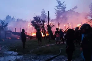 Aksi Pembakaran oleh Massa di Wamena Diduga Buntut Pembunuhan di Kabupaten Yalimo Aksi pembakaran dilakukan sekelompok masyarakat. Aksi ini diduga muncul sebagai dampak kasus pembunuhan di Kabupaten Yalimo (foto: Dok Humas Polri)