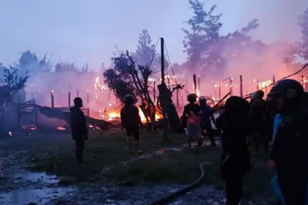 Aksi pembakaran dilakukan sekelompok masyarakat. Aksi ini diduga muncul sebagai dampak kasus pembunuhan di Kabupaten Yalimo (foto: Dok Humas Polri)